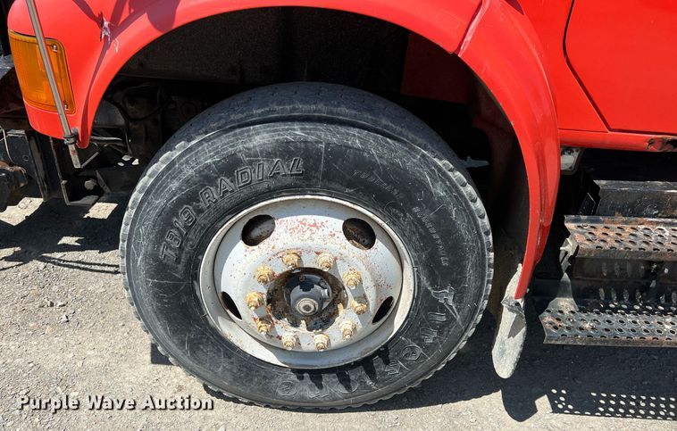 image for item LG9219 1999 International 4900  dump truck