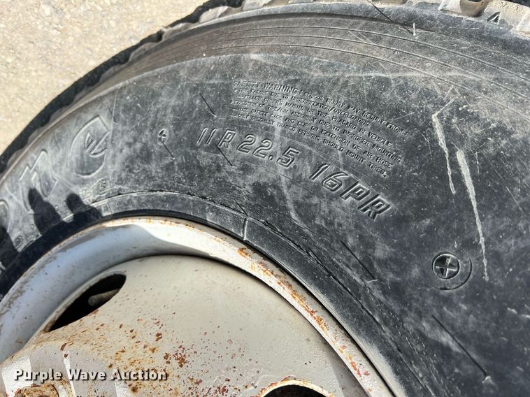 image for item LG9219 1999 International 4900  dump truck