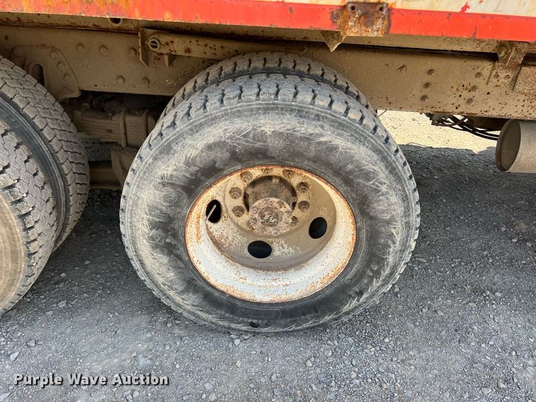 image for item LG9219 1999 International 4900  dump truck