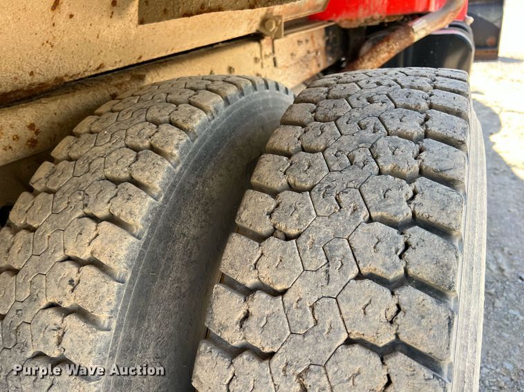 image for item LG9219 1999 International 4900  dump truck