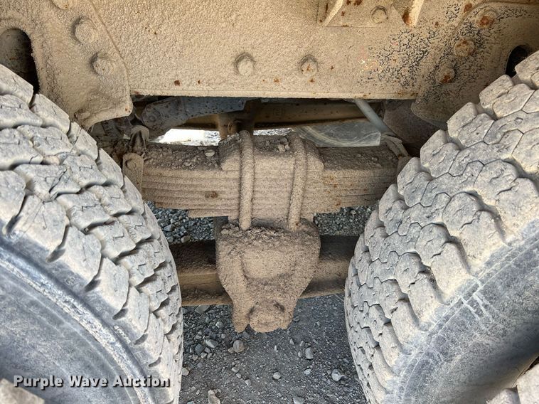 image for item LG9219 1999 International 4900  dump truck