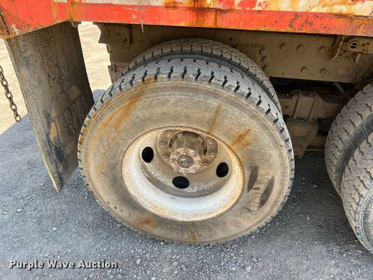 image for item LG9219 1999 International 4900  dump truck