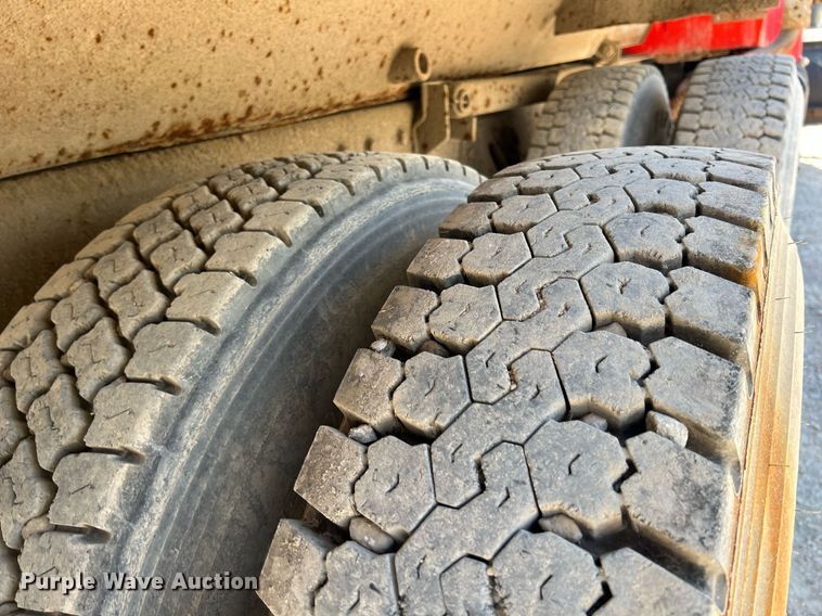 image for item LG9219 1999 International 4900  dump truck