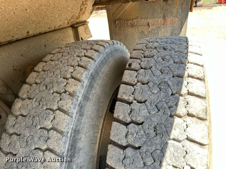 image for item LG9219 1999 International 4900  dump truck