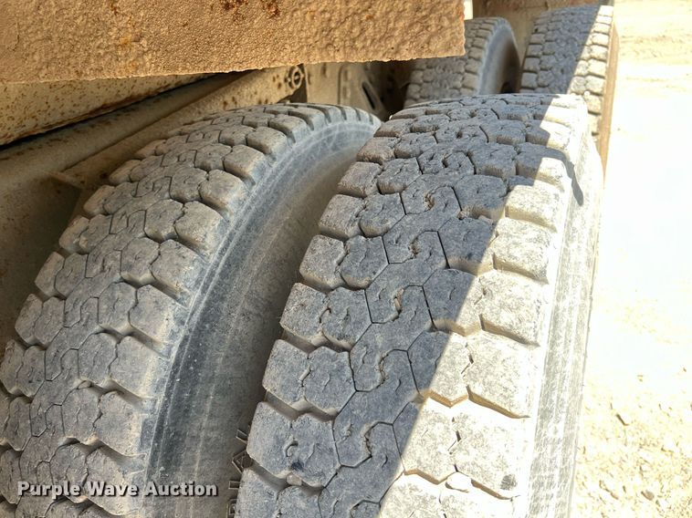 image for item LG9219 1999 International 4900  dump truck