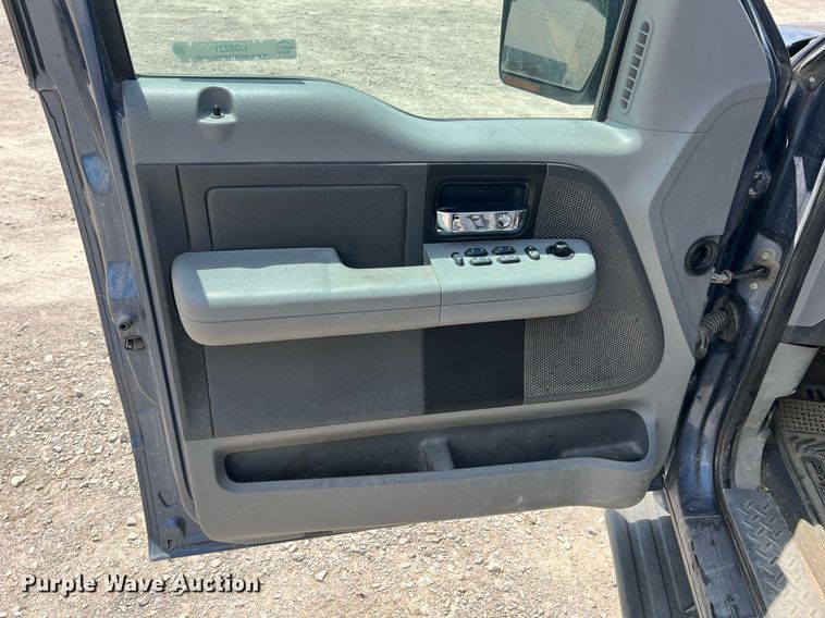 image for item LG9221 2004 Ford F150  SuperCrew pickup truck