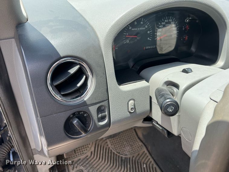 image for item LG9221 2004 Ford F150  SuperCrew pickup truck