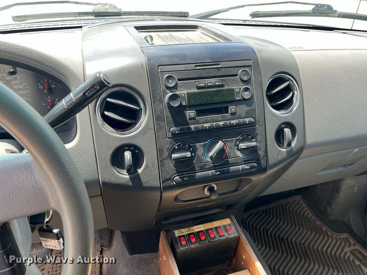 image for item LG9221 2004 Ford F150  SuperCrew pickup truck