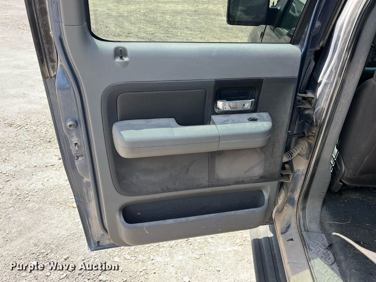 image for item LG9221 2004 Ford F150  SuperCrew pickup truck