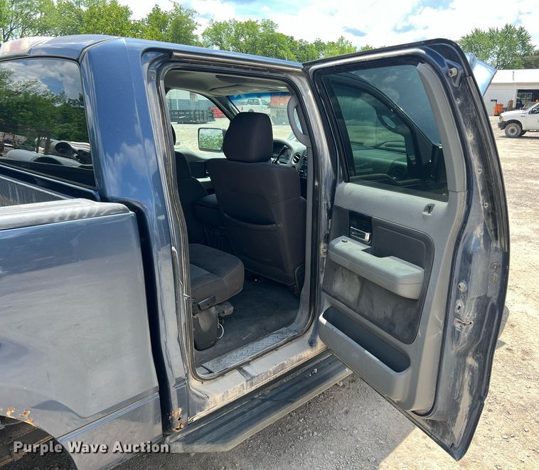 image for item LG9221 2004 Ford F150  SuperCrew pickup truck