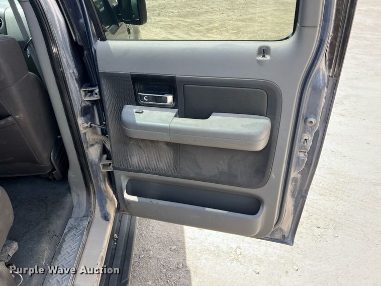 image for item LG9221 2004 Ford F150  SuperCrew pickup truck