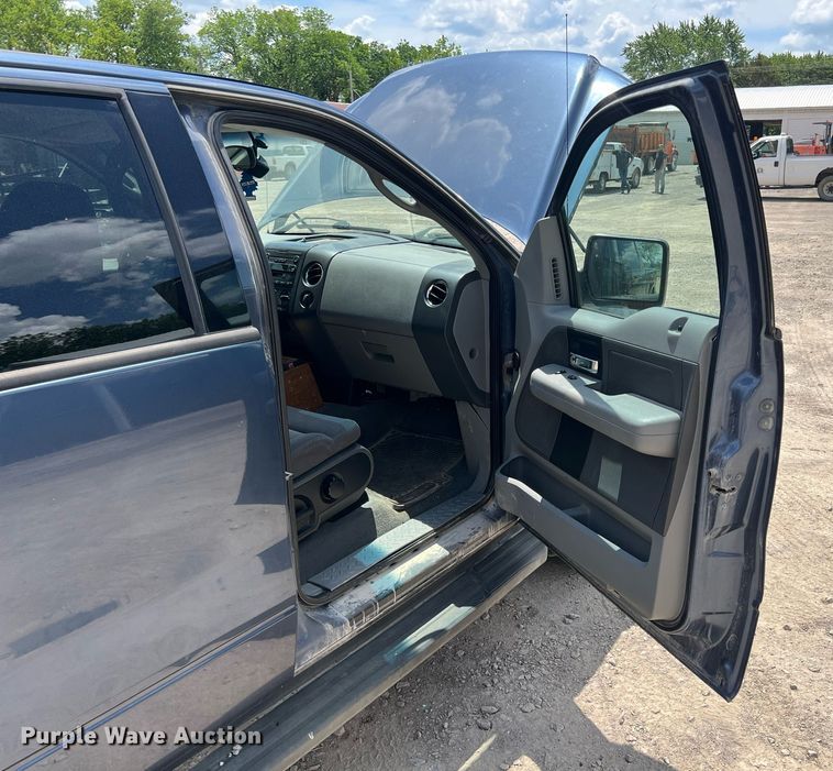 image for item LG9221 2004 Ford F150  SuperCrew pickup truck