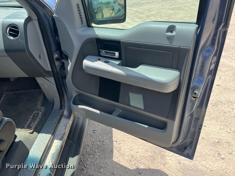 image for item LG9221 2004 Ford F150  SuperCrew pickup truck