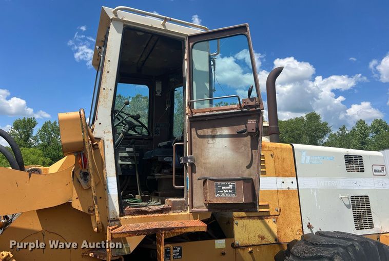 image for item LG9222 International  wheel loader