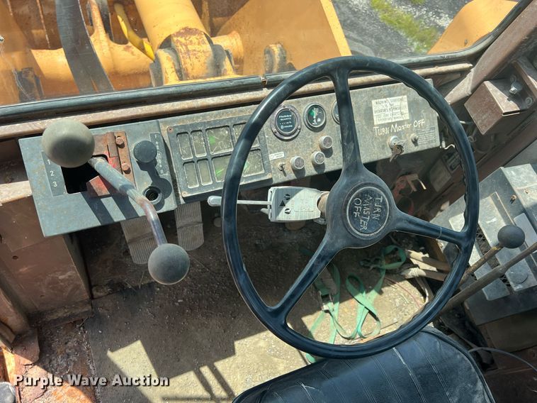 image for item LG9222 International  wheel loader