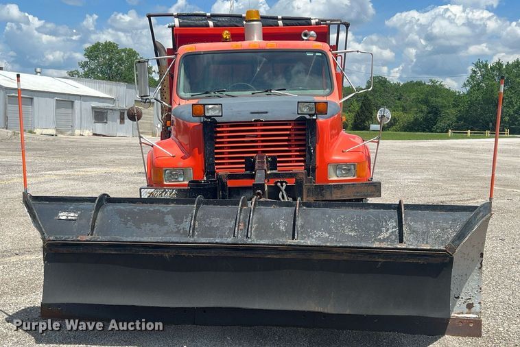 image for item LG9223 1997 International 4900  dump truck