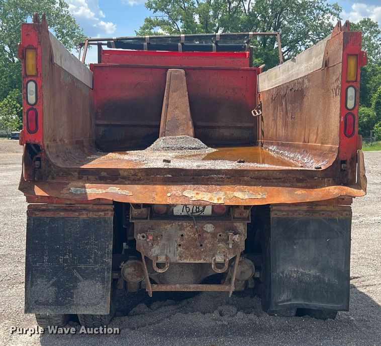 image for item LG9223 1997 International 4900  dump truck