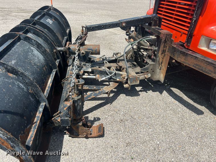 image for item LG9223 1997 International 4900  dump truck