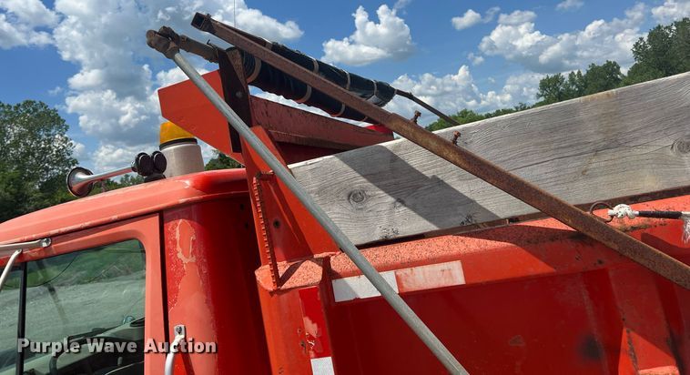 image for item LG9223 1997 International 4900  dump truck