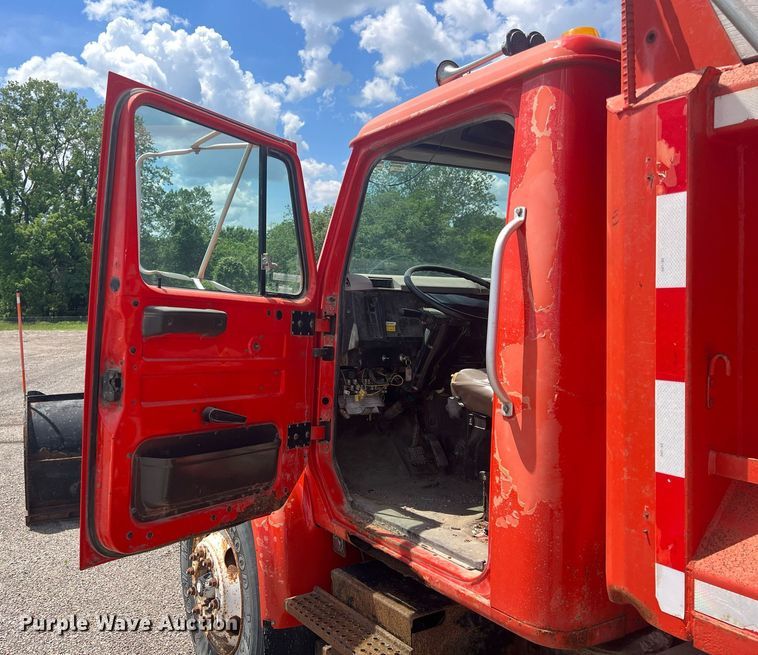 image for item LG9223 1997 International 4900  dump truck