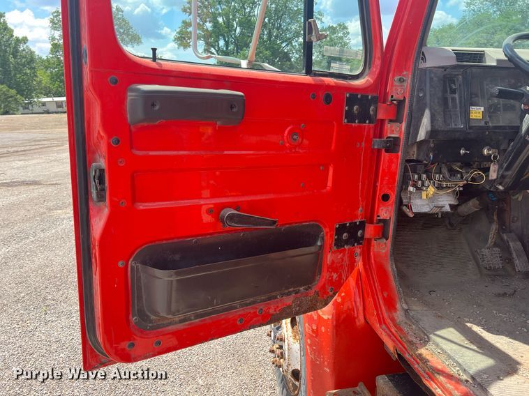 image for item LG9223 1997 International 4900  dump truck