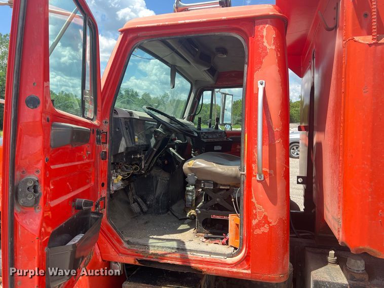 image for item LG9223 1997 International 4900  dump truck