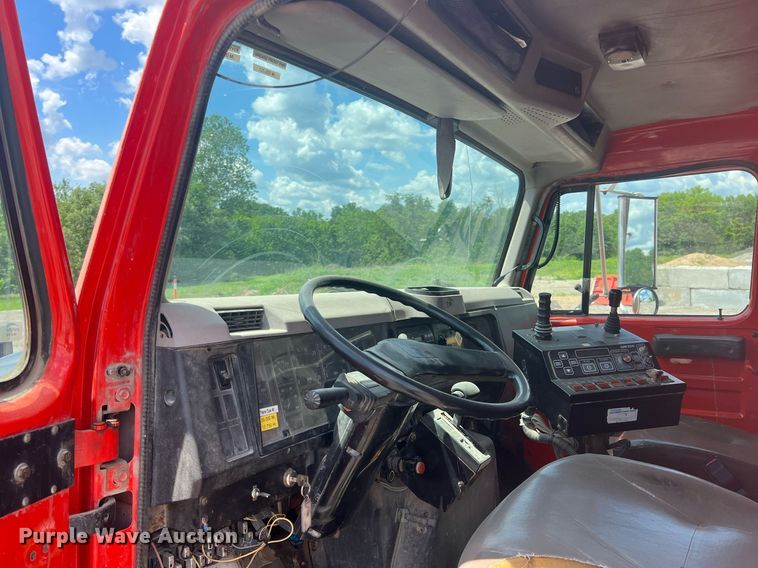 image for item LG9223 1997 International 4900  dump truck