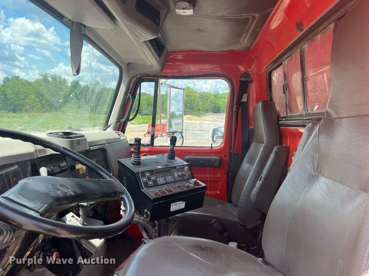 image for item LG9223 1997 International 4900  dump truck