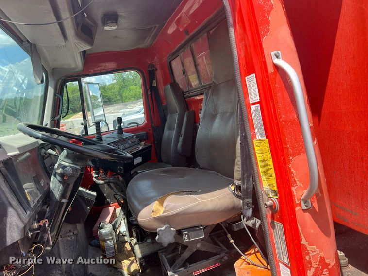 image for item LG9223 1997 International 4900  dump truck