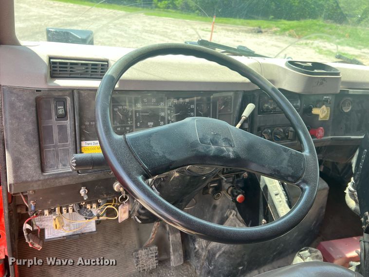 image for item LG9223 1997 International 4900  dump truck