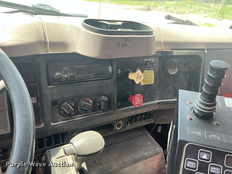 image for item LG9223 1997 International 4900  dump truck