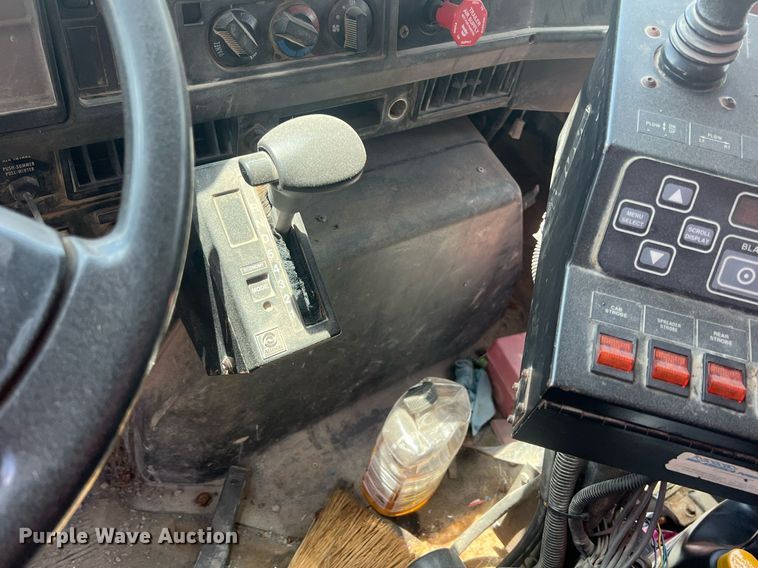 image for item LG9223 1997 International 4900  dump truck