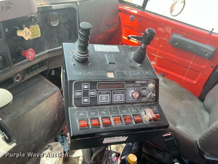 image for item LG9223 1997 International 4900  dump truck