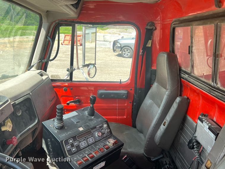 image for item LG9223 1997 International 4900  dump truck