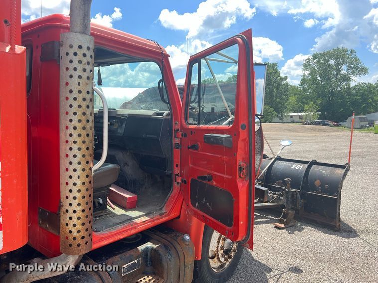 image for item LG9223 1997 International 4900  dump truck