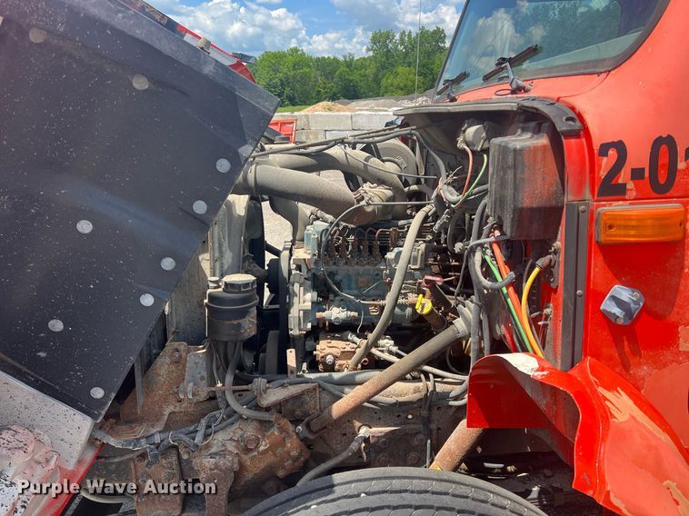 image for item LG9223 1997 International 4900  dump truck