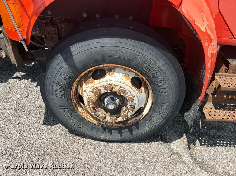 image for item LG9223 1997 International 4900  dump truck