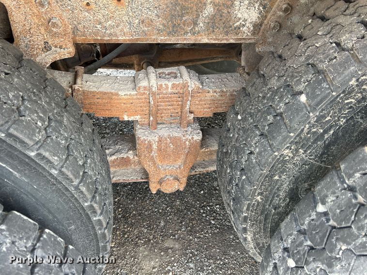 image for item LG9223 1997 International 4900  dump truck