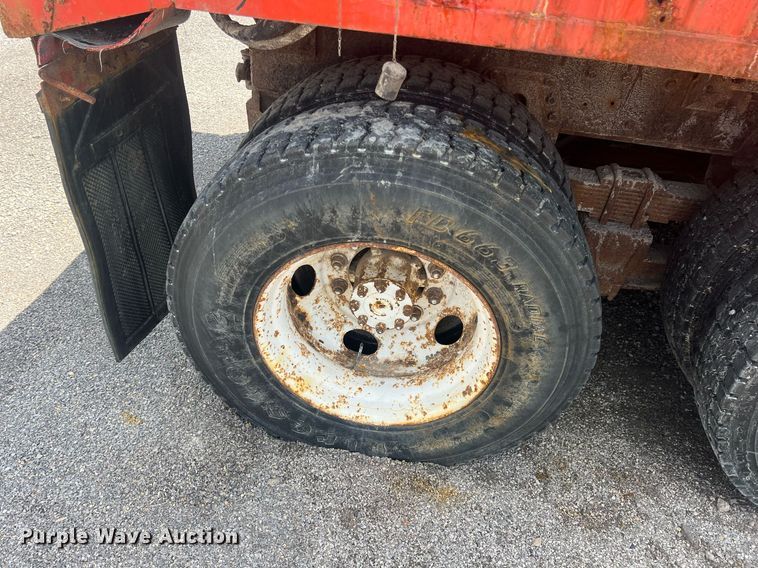 image for item LG9223 1997 International 4900  dump truck