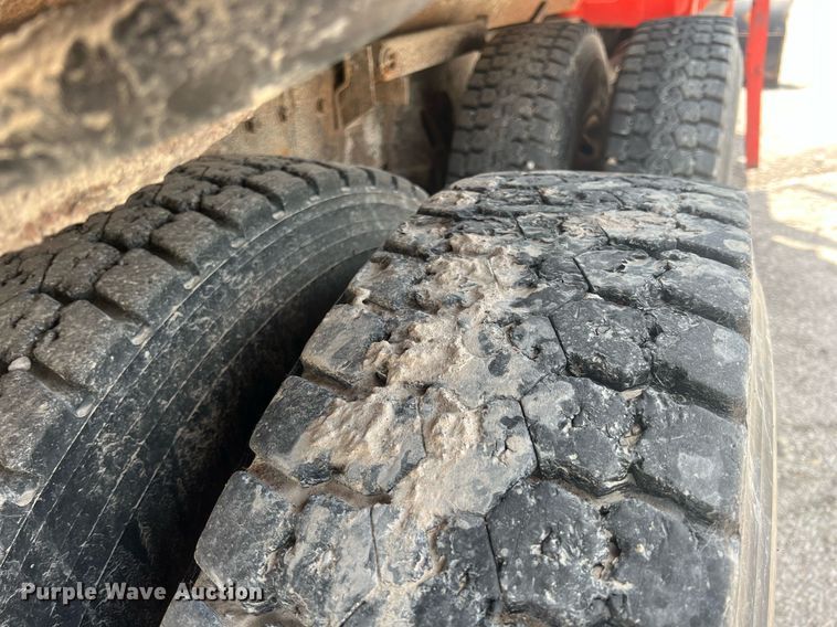 image for item LG9223 1997 International 4900  dump truck