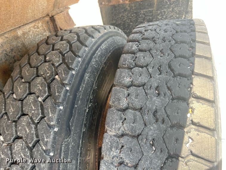 image for item LG9223 1997 International 4900  dump truck