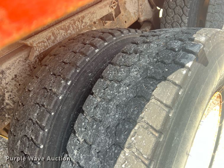 image for item LG9223 1997 International 4900  dump truck