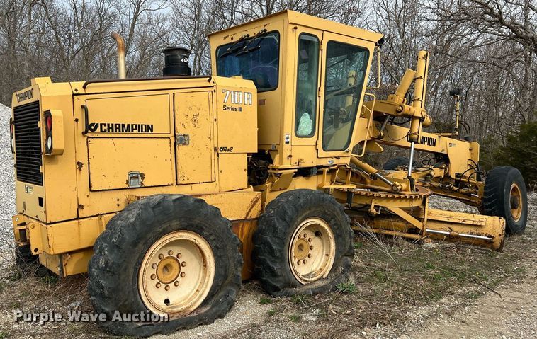image for item LI9588 Champion 710A Series III  motor grader