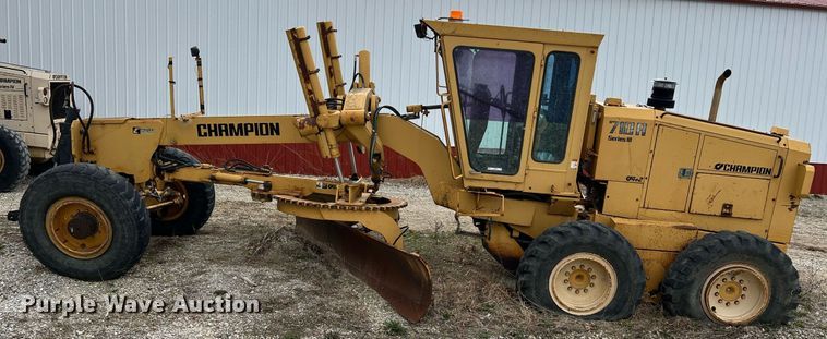 image for item LI9588 Champion 710A Series III  motor grader