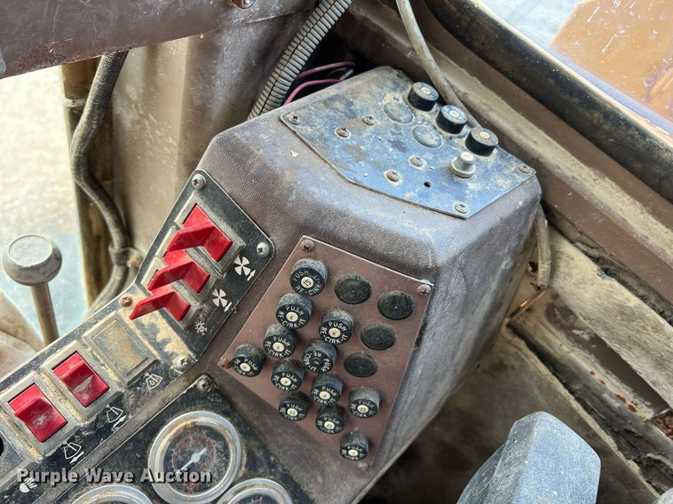 image for item LI9588 Champion 710A Series III  motor grader