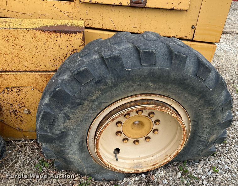 image for item LI9588 Champion 710A Series III  motor grader