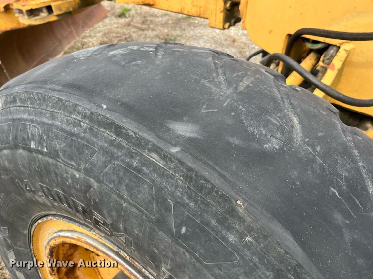 image for item LI9588 Champion 710A Series III  motor grader