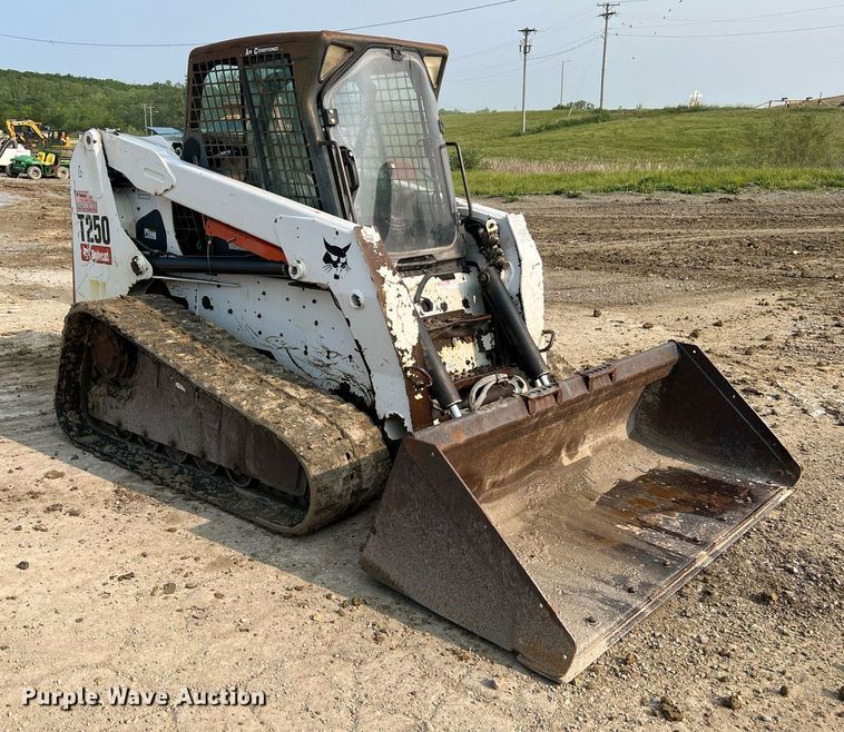 image for item LI9781 2008 Bobcat T250  tracked skid steer loader