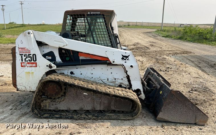 image for item LI9781 2008 Bobcat T250  tracked skid steer loader