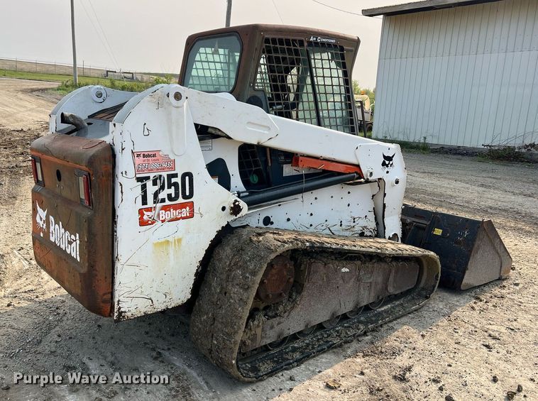 image for item LI9781 2008 Bobcat T250  tracked skid steer loader